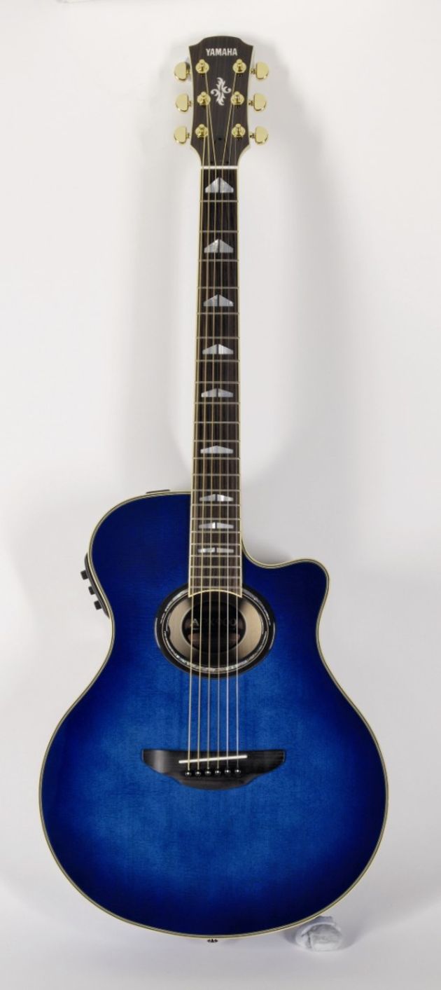 The 900s’ fret markers are smart pyramids and chevrons